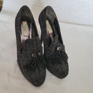 Simply Vera Wang Size 6 Heel Pumps Tassled black white beaded shoes 4 1/2" GUC